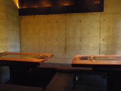 4名様掛けと6名様掛けをご用意。足をのばしてゆったりくつろげるのでお食事やご宴会に最適です。