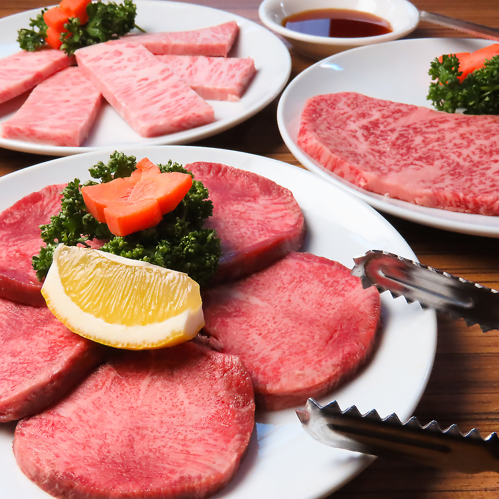 炭火で香ばしく焼き上げる特上タンや特上カルビ。噛むほどに旨味が広がる贅沢な焼肉を味わえます。