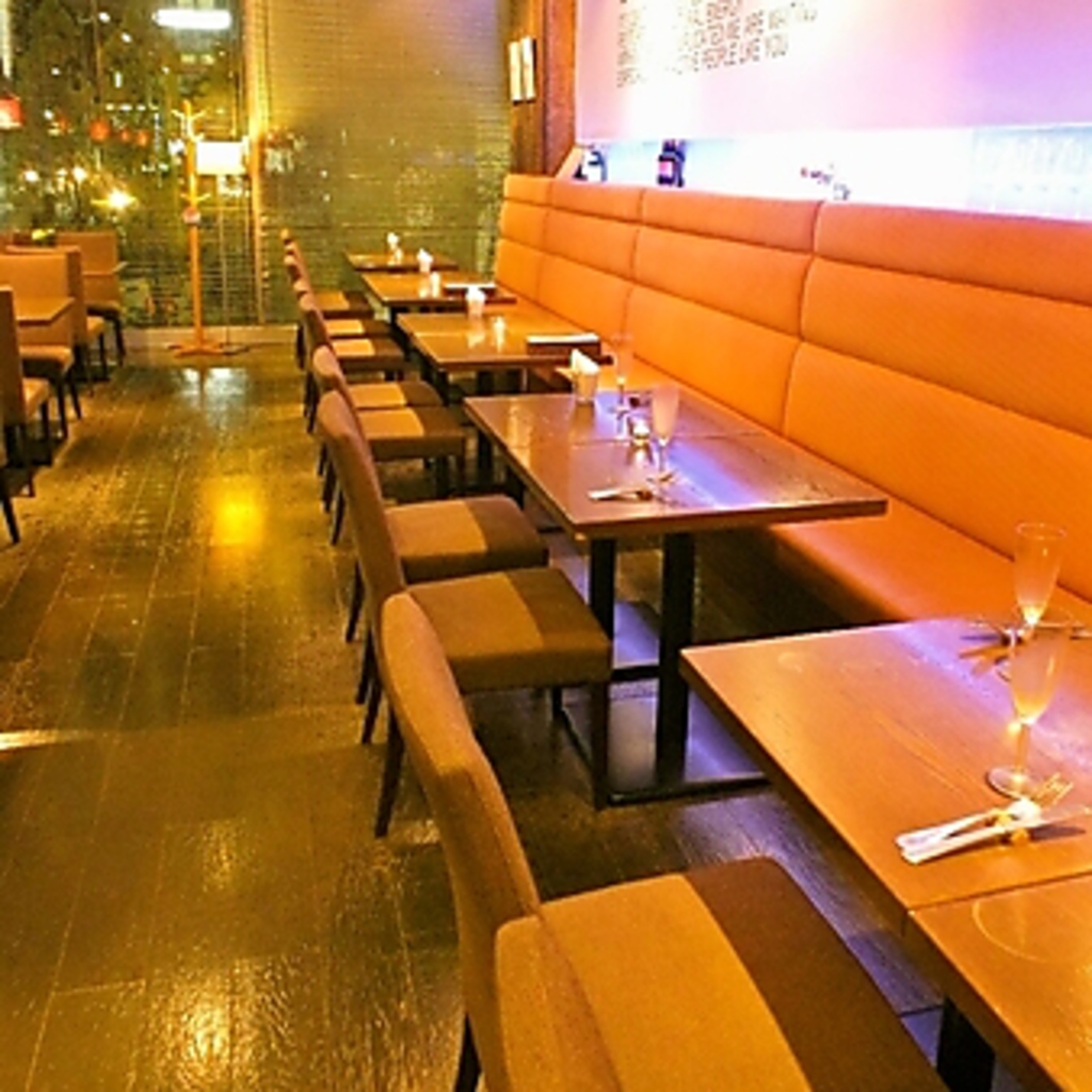 居心地の良いカフェのような店内。少人数様でも、お食事だけでもOKです！