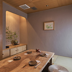 ご家族でのご利用や、少し人数が多いお集まりに便利な6名様用個室を2部屋完備しております。周りを気にすることなく、和やかな雰囲気でゆったりとお過ごしいただけます。