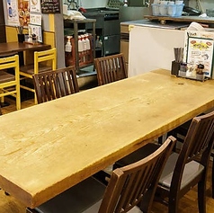 大きなテーブル席は、仲間との飲み会はもちろん、ご家族でのご利用やママ友や女子会などにも最適です。お酒と料理を楽しみながら、くつろいだ時間を存分にご提供します。