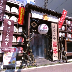 都会の喧騒を忘れさせるテラス席こそ、この宴の特等席。立ち上る湯気と香ばしい匂いが夜風に溶け合い、グラスの中の酒はいっそう輝きを増します。星空の下、大切な仲間と「最高の乾杯」を。室内では味わえない、記憶に残るひとときがここにはあります。