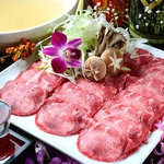 一押しメニューはこちら【牛タンしゃぶしゃぶ鍋】たっぷりの葱とご一緒に。