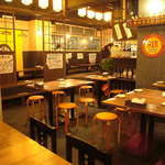 ワイワイ賑わう『ぶっとび酒場』♪がっつり食べて！がっつり飲んで！