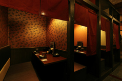 【2名様用ペアシート個室】ベンチシート仕上げになっております。お料理も場を盛り上げる彩り豊かなメニューを豊富に取り揃えております。