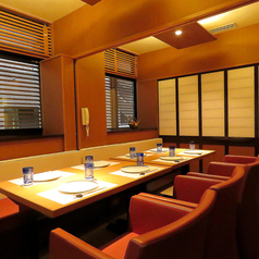 当店は全席個室となっております。周りを気にすることなく、プライベート空間でお食事をお楽しみいただけます◎少人数から大人数まで、各人数・シーンに合わせて使いやすい！各種宴会やお祝い事など様々なシーンでご利用ください♪