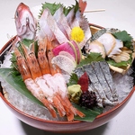 当店自慢「名物！桶盛り」はボリュームに驚愕！桶の上に氷が引き詰められ市場直送の鮮魚が並びます！