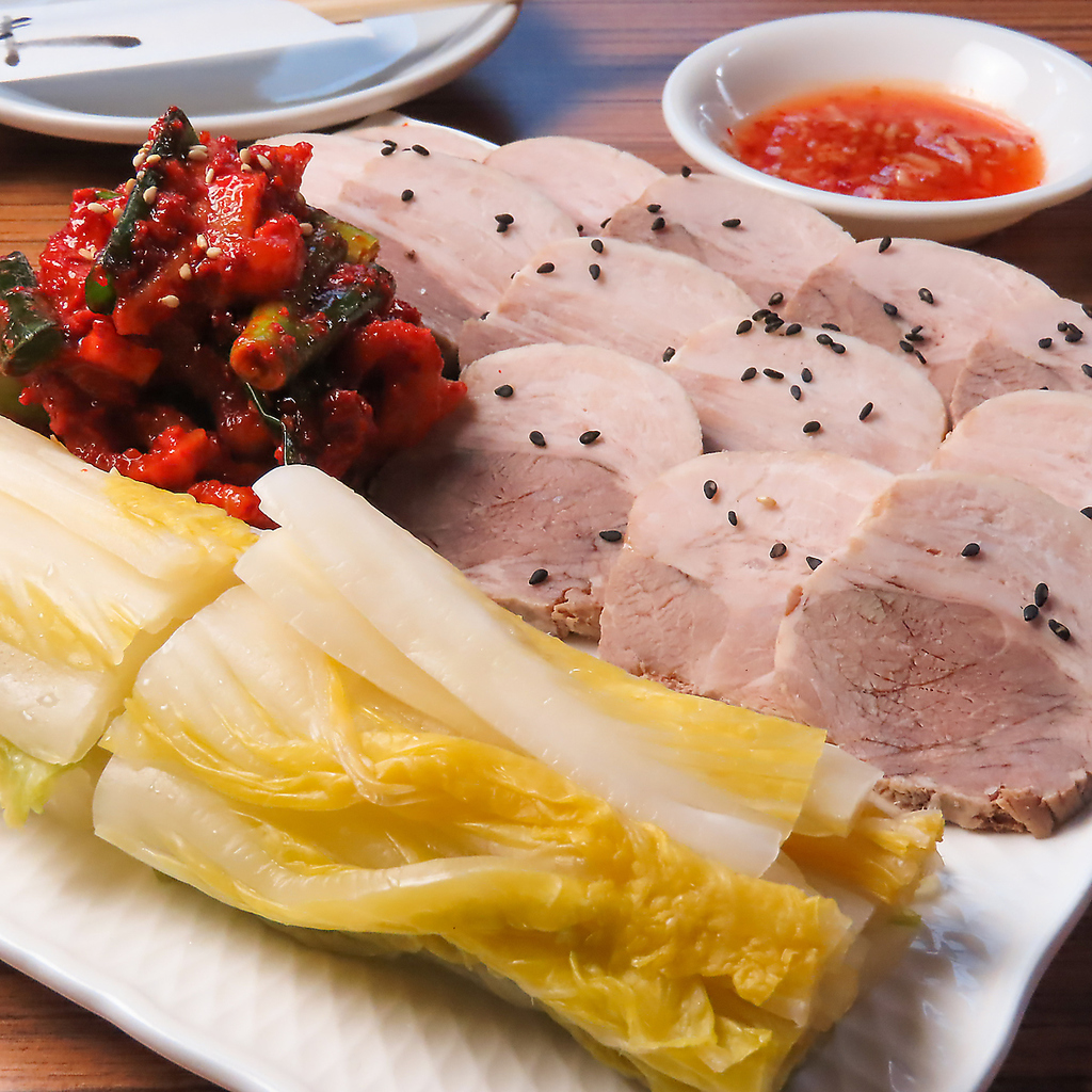 しっとりとしたお肉に薬味を合わせて味わうポッサム。さっぱりとした味わいで、人気の一品です！