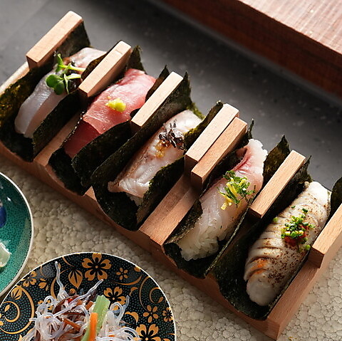 【特別な日に】広島の恵みを堪能する特選コース〈寿司10貫・牡蠣・比婆牛・天ぷら・焼き物・日本酒〉の写真
