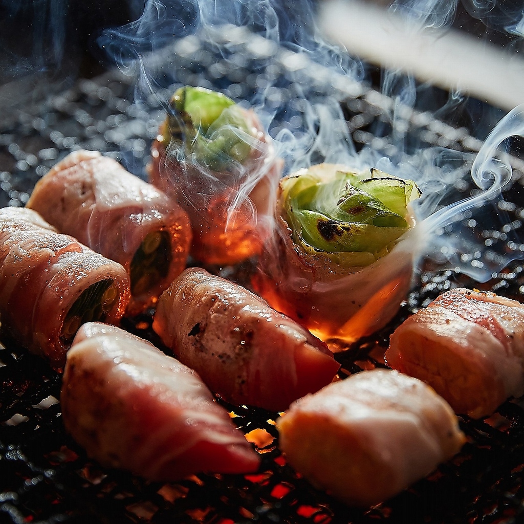 野菜を県産豚で巻く！それを炭火で炙る！ヘルシーさと旨さと炭火の香りの三重奏！