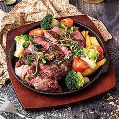 アツアツ鉄板の牛ロースステーキ