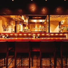 串焼きを目の前で焼き上げるライブ感をお楽しみいただけます。特別な排煙装置を使用しており、煙がかかることもございません。