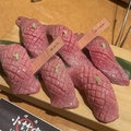 料理メニュー写真&nbsp;牛あぶり寿司 4貫(トロ2貫、赤身2貫)/2貫(トロ1貫、赤身1貫) 