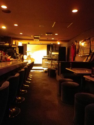 HeavyMetalの音楽を肴にお酒が飲めるお店。有名人による生ライブも年に数回あり。