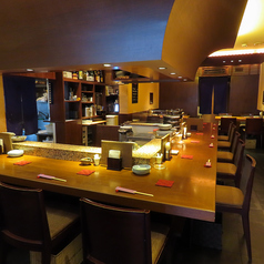 【特別な日や接待に◎】職人の手仕事を間近で楽しめるカウンター席で、極上の焼き鳥と厳選された日本酒をご堪能いただけます。落ち着いた和の空間で、丁寧に仕上げた逸品料理を味わいながら、特別なひとときをゆったりとお過ごしください。大切なご接待や記念日にも最適です。