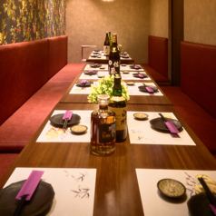 最大で120名様まで店舗を貸切っての宴会、パーティーが可能。(※最低人数はご予約状況によりますのでご予約時にお問い合わせください。)ご予算に合わせたコース料理のほか、立食パーティーや各種手配まで、ご来店くださいます方に満足いただけるおもてなしを致します。