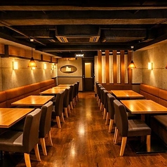 ゆったり座れるテーブル席は、少人数の飲み会から会社宴会まで幅広く対応。落ち着いた照明と木の温もりに包まれ、周りを気にせずゆっくりお食事と会話をお楽しみいただけます。