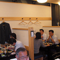 2階には大人数でのご宴会にぴったりな座敷席を61席ご用意しております。最大61名様までの団体様でのご利用が可能となっており、周囲を気にせず一体感のある特別な時間をお過ごしいただけます。会社の大型宴会や季節のイベント、歓送迎会など、皆様で賑やかに盛り上がりたいお集まりにぜひご活用ください◎