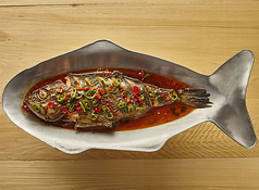発酵させた季節の白身魚を蒸し煮にした『香辣魚(臭魚~季節の白身魚の香辣蒸し)』