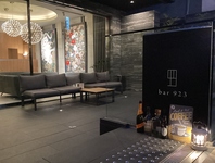 喫煙エリアを兼ねた開放的なテラス席