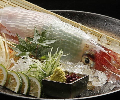 備長炭で焼く美味しい焼鳥と、新鮮な活イカ、美味しい料理をお楽しみいただけます！