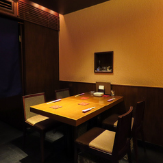 和の趣あふれる落ち着いたテーブル席で、季節の旬食材を活かしたこだわりの料理と厳選されたお酒をお楽しみいただけます。ゆったりとした空間で、心温まるおもてなしと共に、思い出に残る特別な宴の時間をお過ごしください。