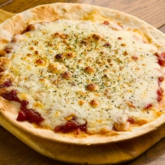 自家製トマトソースのピザ