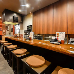 お仕事帰りのサク飲みにピッタリなカウンター席は全6席ご用意♪ゆったりとした時間が流れる店内で、素敵なひとときをお過ごし下さい。お席毎に一定間隔の幅を設けておりますので、隣を気にせずごゆっくりとお食事をお楽しみいただけます。//チャージ：お１様あたり 330円(税込) ※アラカルトご利用の方より頂戴いたします。