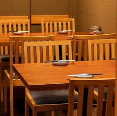 3～4名様のテーブルはプライベート利用に。少人数での飲み会から、会社のご宴会まで様々なシーンにご対応いたします。