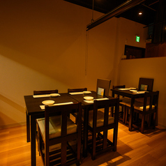 落ち着いた雰囲気のテーブル席は、ゆったりと会話と食事を楽しめる空間。居酒屋の気軽さはそのままに、料理や空間には割烹らしい上質さをプラスしています。ご友人との食事はもちろん、程よい距離感を保てるため、接待や大切なお打ち合わせの場としても安心してご利用いただけます。