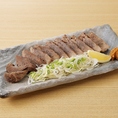 贅沢に仕上げた至高の味わい。炭火で炙り上げたやわらか牛タンを是非ご堪能下さい。他にも多数の炭火焼き料理をご用意しております。