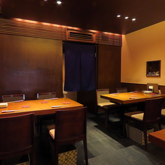 【各種ご宴会に◎】落ち着いた和風のテーブル席で、宴会に最適なこだわり料理と厳選酒を楽しめます。ゆったりとした空間で、贅沢な料理を囲みながら、特別な宴のひとときをお過ごしいただけます。