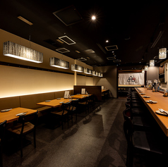 店内奥には風情あふれるテーブル席。4～6名様でお掛けいただけます。