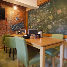 <内観リニューアル☆>緑色の椅子が和やかな雰囲気を演出!女子会やランチ会など少人数での貸切も可能です◎店舗までお問い合わせください♪