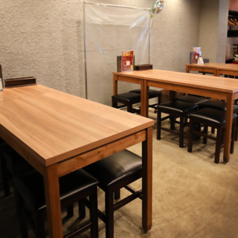 2名がけのテーブル席及び4名がけのテーブル席をそれぞれ3卓ずつご用意しております。