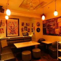 大切な方とのご来店や、ご友人との静かな語らいに最適なテーブル席をご用意しております。上品な設えが施された落ち着きのある空間で、周りを気にすることなく上質なウイスキーや焼酎をご堪能いただけます。接待や大人デートなど、特別な日のご利用にもふさわしい特別なお席です。