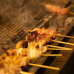 炭火で丁寧に焼き上げる本格焼き鳥