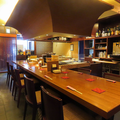 職人の技を間近で感じられるカウンター席と、広々とした落ち着いた空間が魅力。ゆったり寛げる店内は、ご宴会や接待に最適です。特別なひとときを演出します。