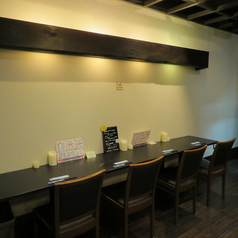 相模原の隠れ家のような店内で、落ち着いて過ごせるカウンター席をご用意しております。日常の喧騒を離れ、ジャズの音色に耳を傾けながら本格的な炭火焼鳥を味わう大人のひとときを演出します。少人数での語らいや、仕事帰りに静かに喉を潤したい夜にもぴったりの、温かみのあるアットホームな空間となっております♪