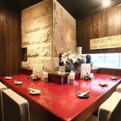 【テーブル半個室:6名様】赤と白を基調としたお洒落空間!少人数宴会におすすめ。うまいもん とれとれ市場_【テーブル半個室:6名様】赤と白を基調としたお洒落空間!少人数宴会におすすめ。「く」の字が印象的なこちらのお席はみんなの顔を見渡しながら食事ができます。居心地の良い空間は、仲を深めたいご宴会に最適♪