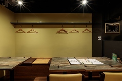 2名様からご利用いただけるテーブル席は、デートや友人との語らいにぴったり。落ち着いた照明の下、ゆったりとした時間をお楽しみいただけます♪