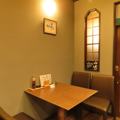 1席限定の2名掛けテーブルは、周りを気にせず会話を楽しみたい記念日やご友人との語らいにぴったり。名物の「自然薯鍋」を二人で囲めば、心も体も温まる特別な時間に。カジュアルながらも落ち着いた空間は、日常の疲れを癒やすご褒美ディナーにもおすすめです。大切な人と、こだわりの地魚料理を心ゆくまで。