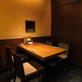 【各種ご宴会に◎】落ち着いた和風のテーブル席で、宴会に最適なこだわり料理と厳選酒を楽しめます。ゆったりとした空間で、贅沢な料理を囲みながら、特別な宴のひとときをお過ごしいただけます。