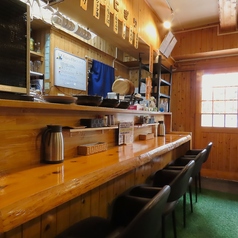 お一人様でも気軽にお過ごしいただける【カウンター席】。木の温もりを感じるテイストで統一されたアットホームなお店です◎