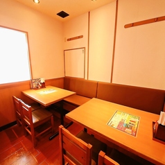 サクッと飲みたいときや少人数での小宴会にはテーブル席がおすすめ◎