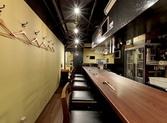 お一人様でもふらっと立ち寄りやすい雰囲気が魅力。気さくな店主との会話を楽しんだり、静かにグラスを傾けたり、思い思いの時間をお過ごしください。