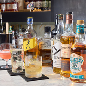 店内にはお酒と相性の良いおつまみもご用意。ウイスキーやカクテルなどのお酒と合わせて、軽く一品楽しみたいときにもおすすめです。お酒を中心にゆっくり過ごせる、Barならではのひとときをお楽しみいただけます。