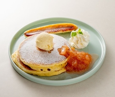 【9:00~11:00】キャラメリゼバナナとりんごコンポートのパンケーキ