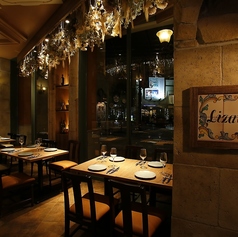 "テーブル席"お二人で気兼ねなく利用できる2名様掛けのテーブル席です。デートや親しいご友人との語らい、またはお一人様でのご利用にも適しています。適度な距離感で、ピンチョスやワインを囲みながら、和やかなひとときをお過ごしください。