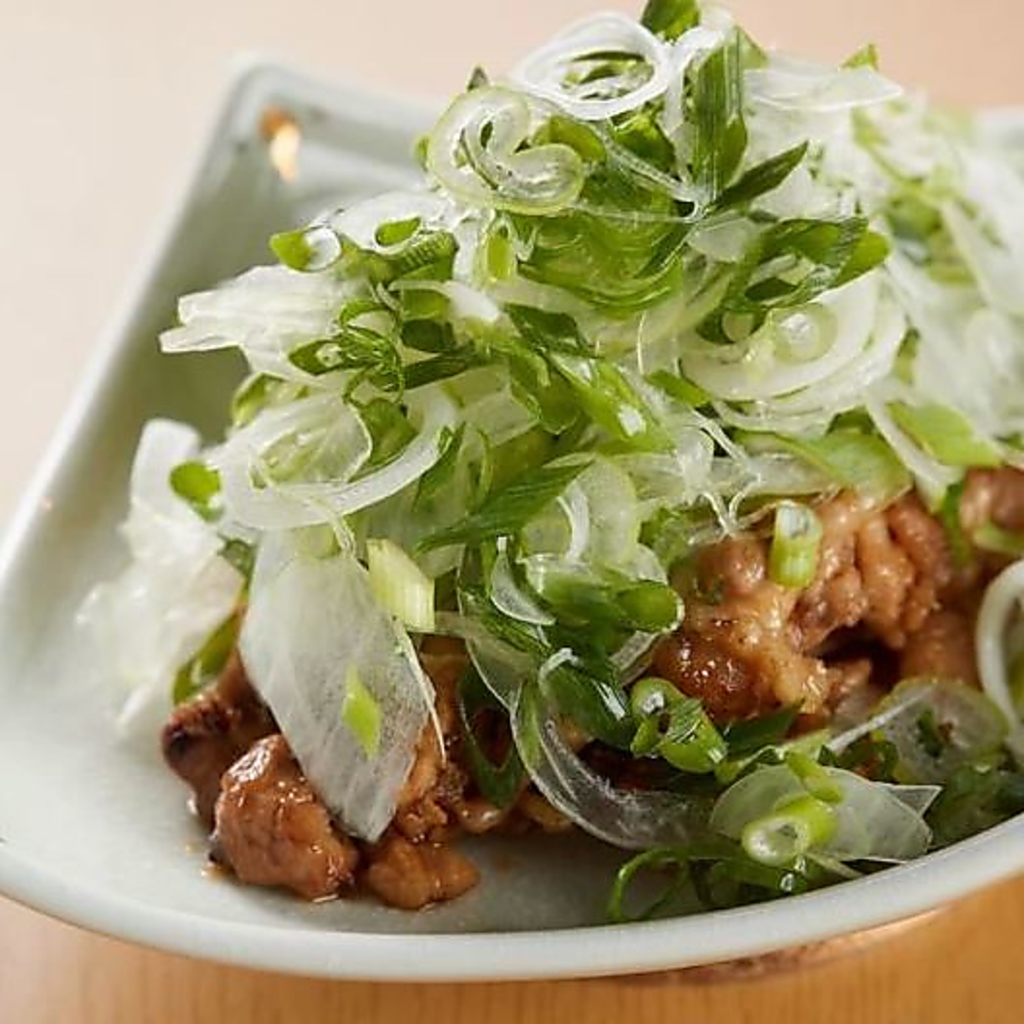 沖縄出身の店長によるお酒のアテにピッタリの多彩なメニューは、何度目のご来店でも飽きさせません◎